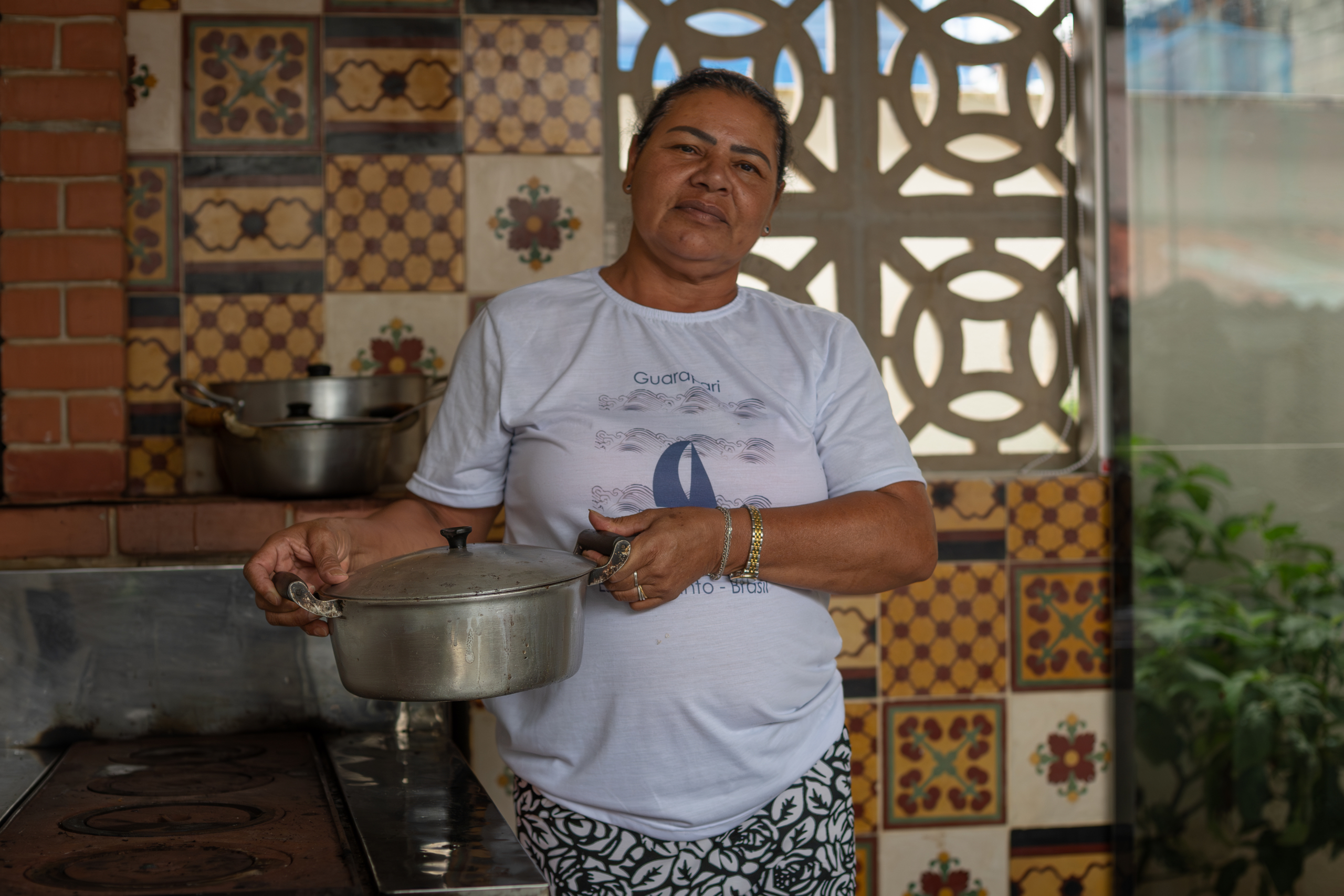 Ana Lúcia segura a panela que seu marido, Antônio, conseguiu recuperar dos escombros de Bento Rodrigues após o rompimento da barragem em 2015. 