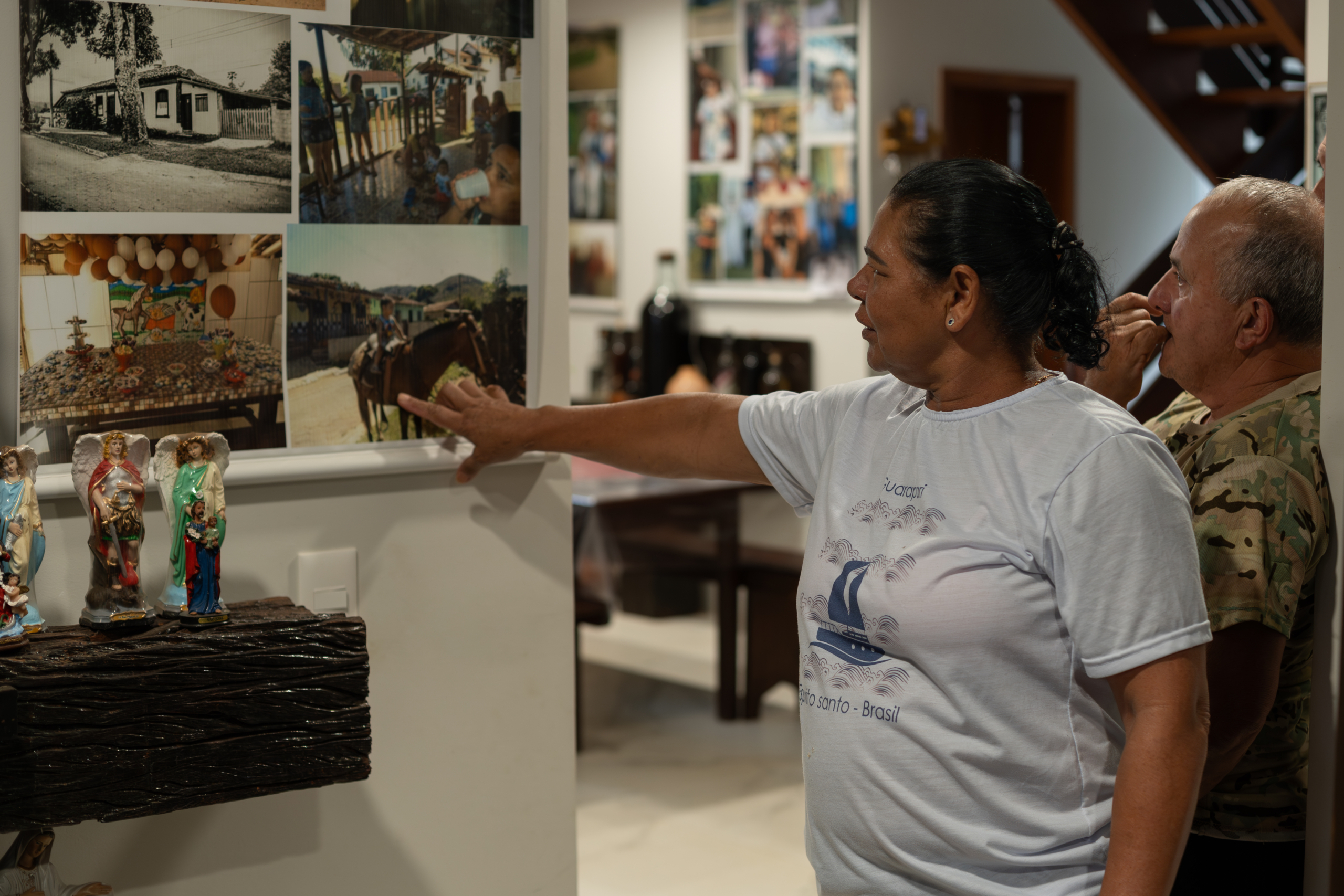 Ana Lúcia e Antônio Quintão mostram fotografias de Bento Rodrigues de origem nas paredes de sua casa.