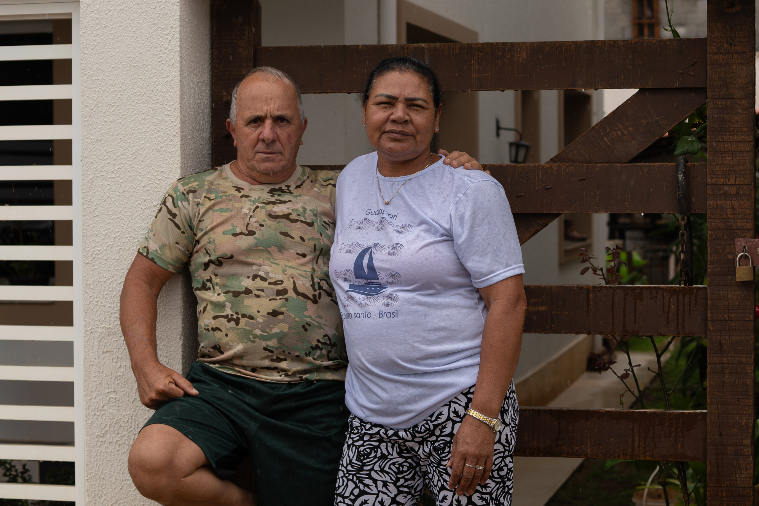 Antônio e Ana Lúcia em frente a sua casa nova, onde colocaram o portão encontrado em Bento Rodrigues, após o rompimento da barragem de Fundão, da Vale, em 2015. 
