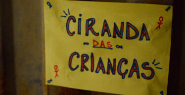 Placa escrito: Ciranda das Crianças