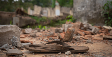 pé de chinelo abandonado em meio a escombros das casas vazias da Zona de Autossalvamento