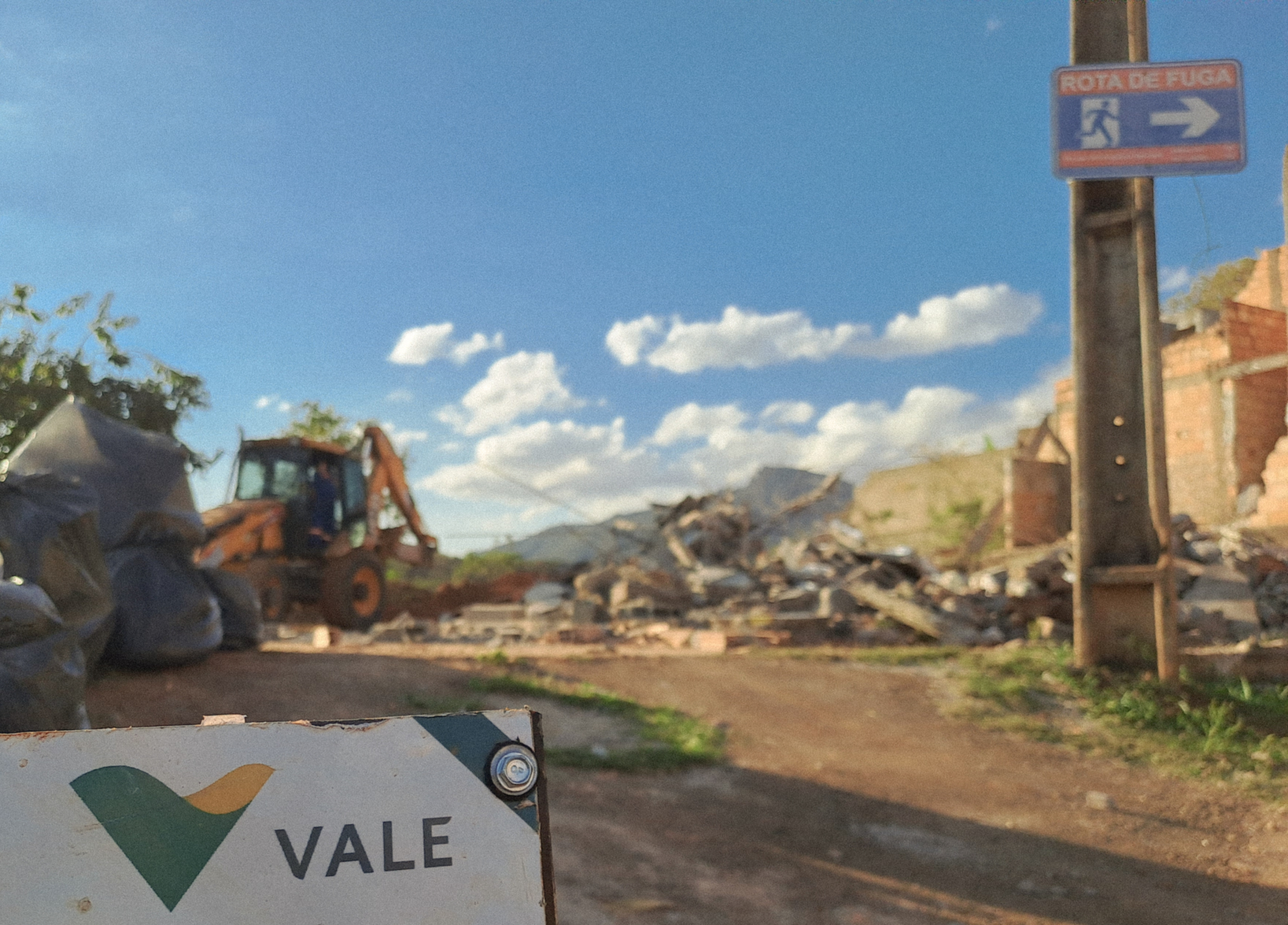 máquina pesada em meio a escombros das demolições das casas situadas na Zona de Autossalvamento