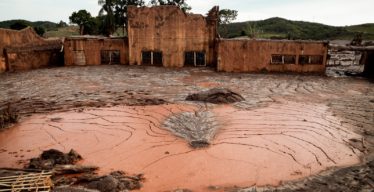 Construções cobertas pela lama proveniente do rompimento da barragem da Samarco em Mariana