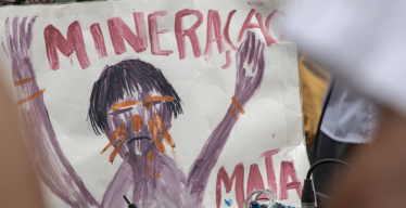 cartaz com os dizeres "mineração mata"