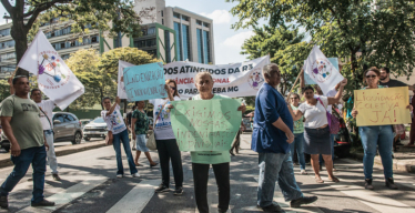 Pessoas atingidas pela Vale em manifestação.