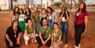 Foto mostra grupo de sete jovens atingidas pela Vale acompanhadas pela equipe do Instituto Guaicuy, com suas câmeras.