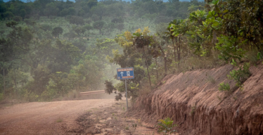 Estrada empoeirada com placa "rota de fuga".