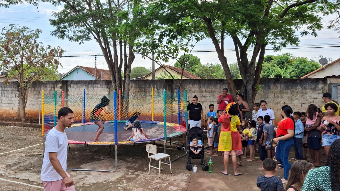 Crianças brincam de pula pula em festa no Ribeirão do Bagre, Felixlândia