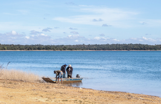 Pescadores à beira da Represa de Três Marias