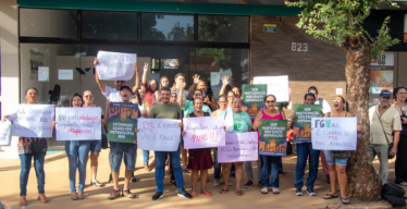 Pessoas atingidas se manifestam contra redução do PTR em frente ao escritório da FGV em Pompéu. Créditos: Paulo Marques.