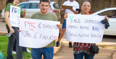 Pessoas atingidas pela Vale protestam contra a redução do PTR. Créditos: Paulo Marques.