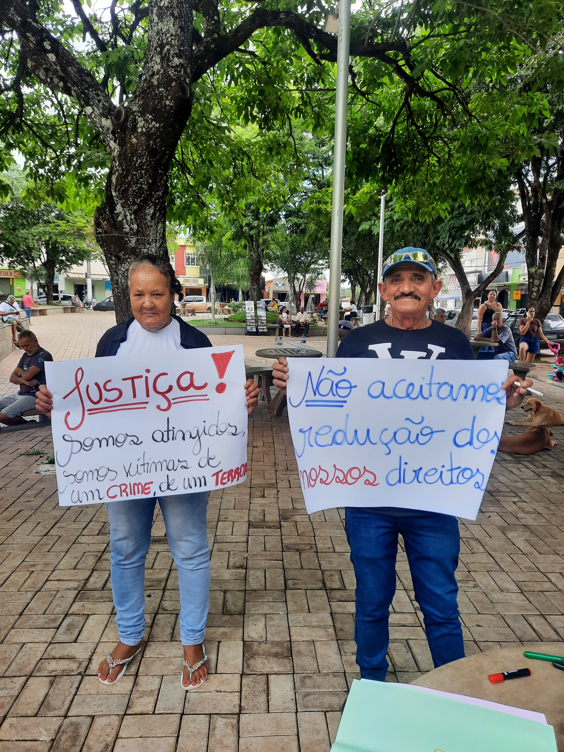 Pessoas protestam em Felixlândia contra redução do PTR.