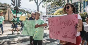 Pessoas atingidas pela Vale protestam em frente ao TJMG em Belo Horizonte pelas indenizações.