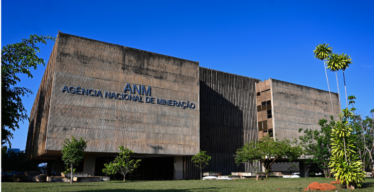 Foto diurna da fachada do prédio da Agência Nacional de Mineração.