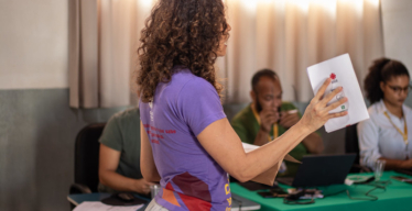 Funcionária da Cáritas dialoga com comunidade atingida. Gia Dias.