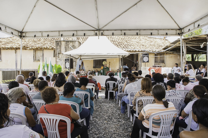 A imagem mostra a missa em Novilha Brava, comunidade atingida pela Vale com o rompimento da barragem em Brumadinho. 