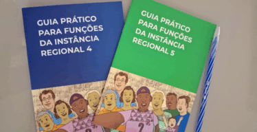 Guia prático para funções da Região 4 e da Região 5 sobre fundo claro, com caneta azul ao lado.