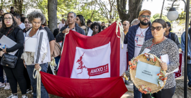 Pessoas atingidas carregam bandeira do Anexo 1.1. Foto de Daniela Paoliello.