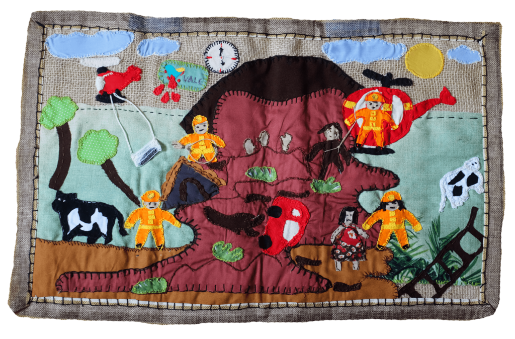 Bordado representando cena após o rompimento de Brumadinho, com imagens lama,  pessoas tristes, bombeiros, natureza e animais.