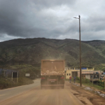 Estrada pouco após a passagem do carro pipa, em maio de 2025