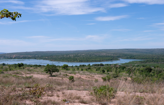 Paisagem rural, Rio Paraopeba ao fundo (foto de Daniela Paoliello).