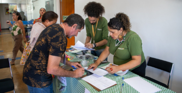 Trabalhadores do Guaicuy recepcionam pessoas atingidas no Encontro de Comissões (foto de Gia Dias/Guaicuy).