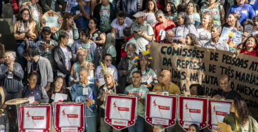 Pessoas atingidas reunidas no Encontro de Bacia com os estandartes do Anexo 1.1