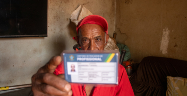 Pescador mostra seu documento de identificação profissional (foto de Gia Dias).