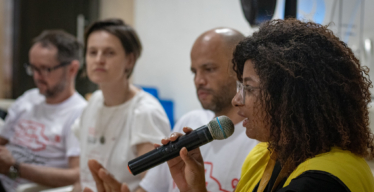 Paula Constante junto às pessoas atingidas em reunião (foto de Pedro Lavigne).
