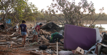 Moradores procuram pertences entre escombros depois do despejo na comunidade de Paraíso (foto de João Carvalho)