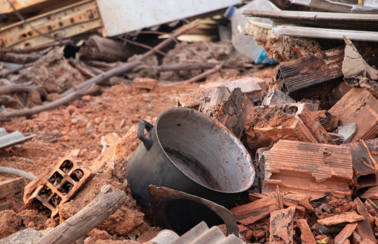 Panela em meio a destroços