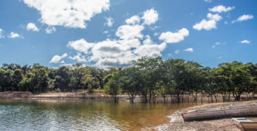 Céu, rio e árvores em dia ensolarado (foto de Quel Satto).