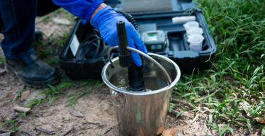 Coleta e estudo de água. Imagem de Daniela Paoliello/Guaicuy