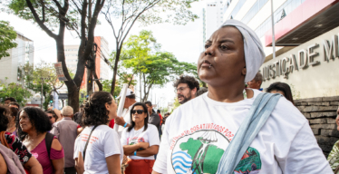 Manifestação em frente ao TJMG pelos 10 anos do rompimento da barragem de Fundão (foto de Daniela Paoliello).
