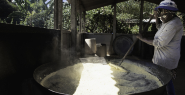 Mulher quilombola torra farinha de mandioca (foto de Daniela Paoliello)