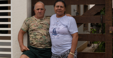 Antônio e Ana Lúcia em frente a sua casa nova, onde colocaram o portão encontrado em Bento Rodrigues, após o rompimento da barragem de Fundão, da Vale, em 2015.