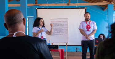 Trabalhadores da Entidade gestora em atividade com pessoas atingidas (foto de Mathias Botelho).