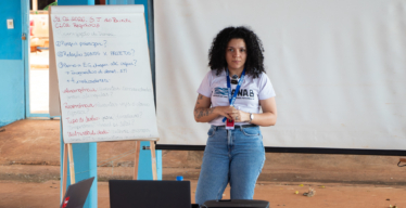 Trabalhadora da ANAB em atividade com pessoas atingidas (foto de Mathias Botelho).