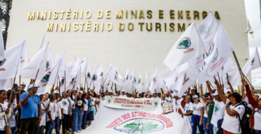 Atingidos-protestam-em-frente-ao-MME-em-Brasilia-pela-regulamentacao-da-PNAB (Nivea Magno/MAB)