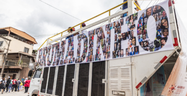 Carro de som com faixa escrito "Brumadinho" com fotos das vítimas fatais do rompimento da barragem da Vale (acervo Guaicuy).
