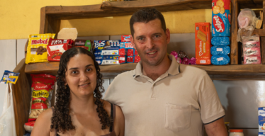Carol e Vaninho em seu comércio